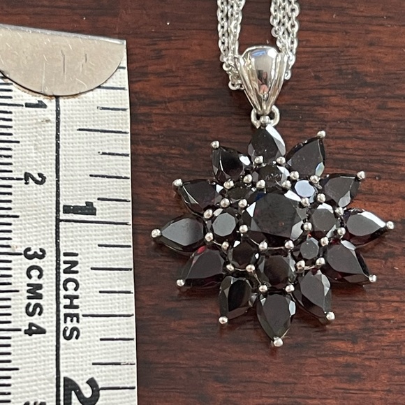Natural garnet sunburst solid sterling silver pendant & 3 strand chain - Picture 11 of 11